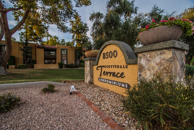 Foto del edificio - 8500 E Indian School Rd