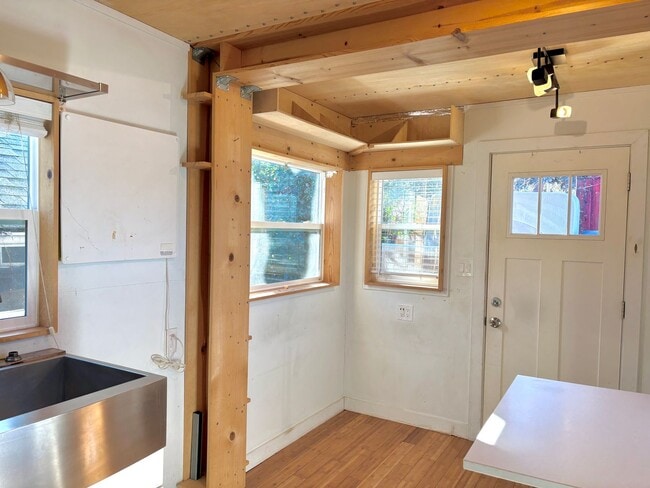 Building Photo - CHARA01