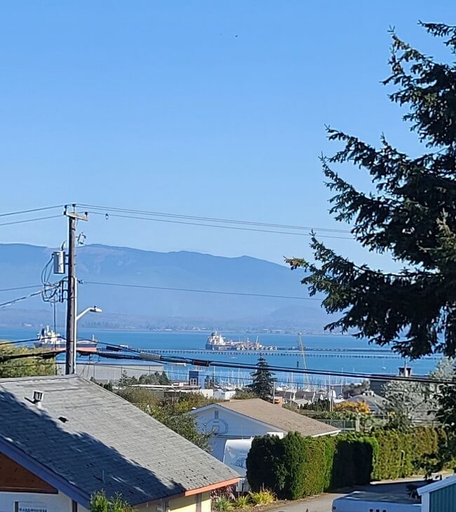 Building Photo - Renovated 3 BR Townhouse