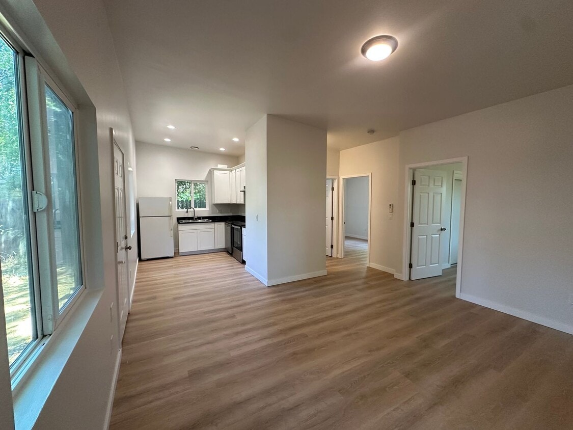 Beautiful, newly remodeled 2 bedroom 1 bat... - Beautiful, newly remodeled 2 bedroom 1 bat...