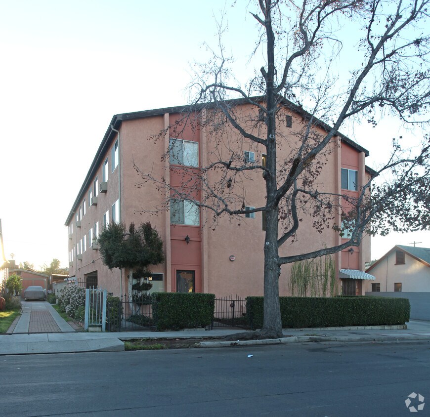 Foto del edificio - 1518 N Ave. 46