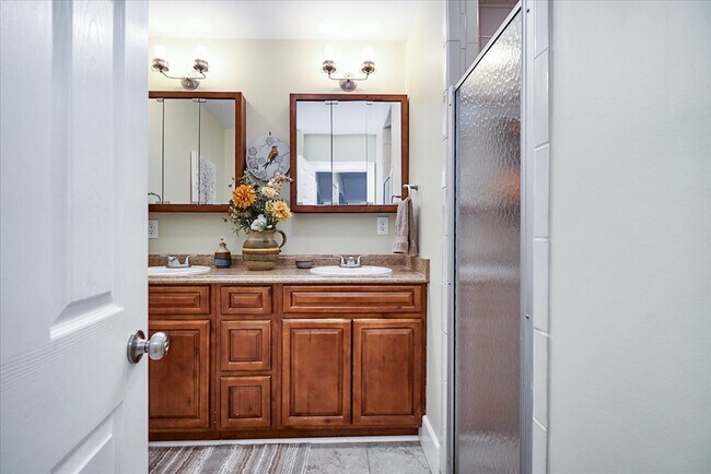 Building Photo - 916 Apex St