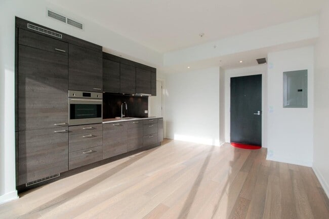 Building Photo - 1155 Rue de la Montagne