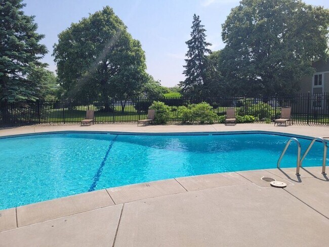 Building Photo - 1600 Light Road Unit 212 Oswego, IL 60543