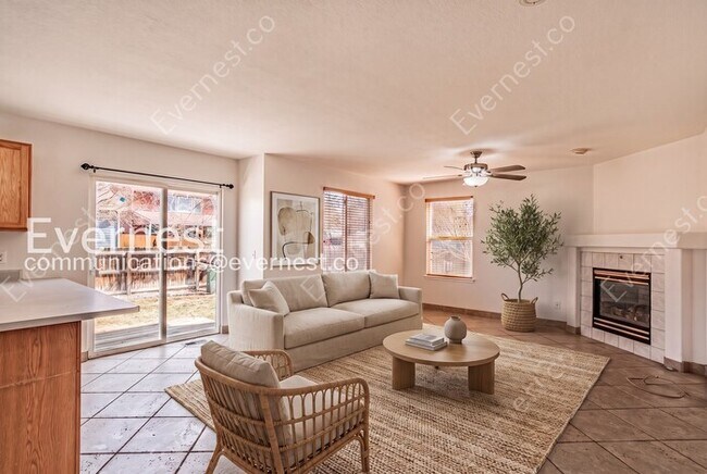 Foto del edificio - 5 Bed, 3.5 Bath Home with Fenced Yard & Garage / Available Now!