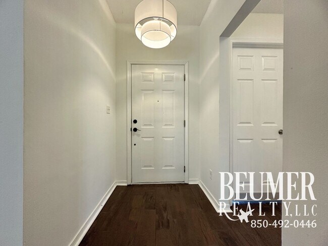 Building Photo - 3 bedroom 2 bath home with Beautiful Backyard