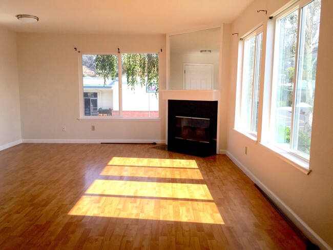 Living Room w/ Fireplace - 1601 Liberty St