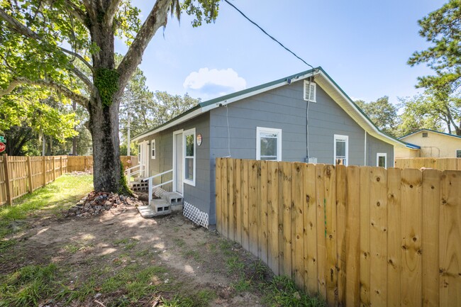 Building Photo - 260 Vernis Ave