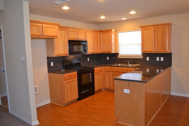 Building Photo - 3-Bedroom 2 Bath