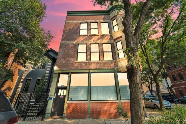 Building Photo - 2329 N Oakley Ave