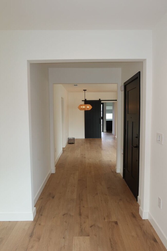 Building Photo - 904 56th St