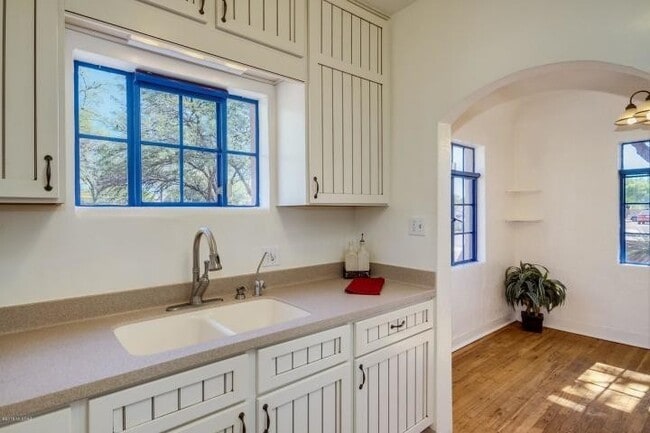 Foto del edificio - Pre-Lease August 2026 Adorable UofA Bungalow Updated Kitchen, A/C,  Covered Patio,  4 Blocks from...