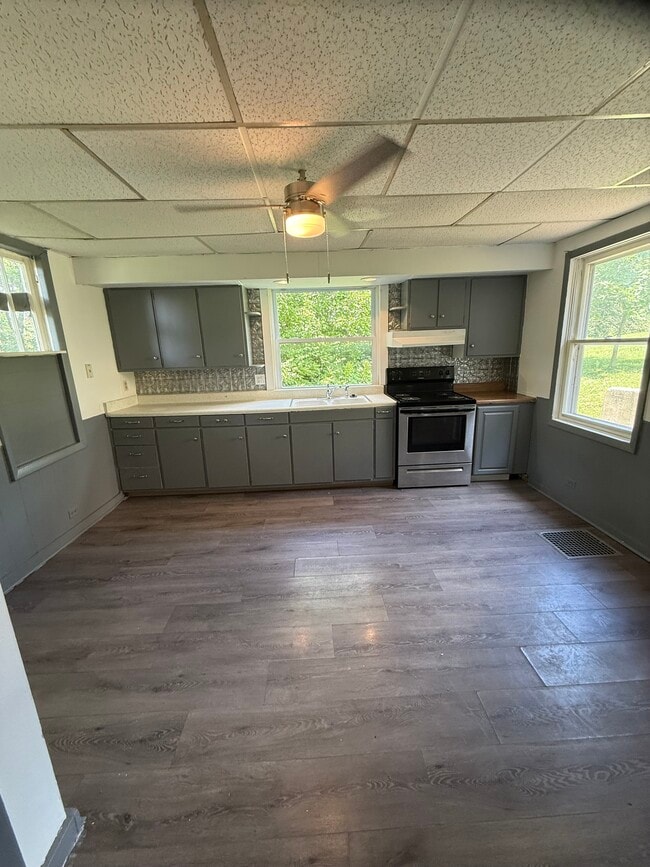 Building Photo - 10 Suncrest Ter