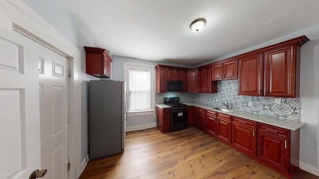 Building Photo - 706 E 43rd St