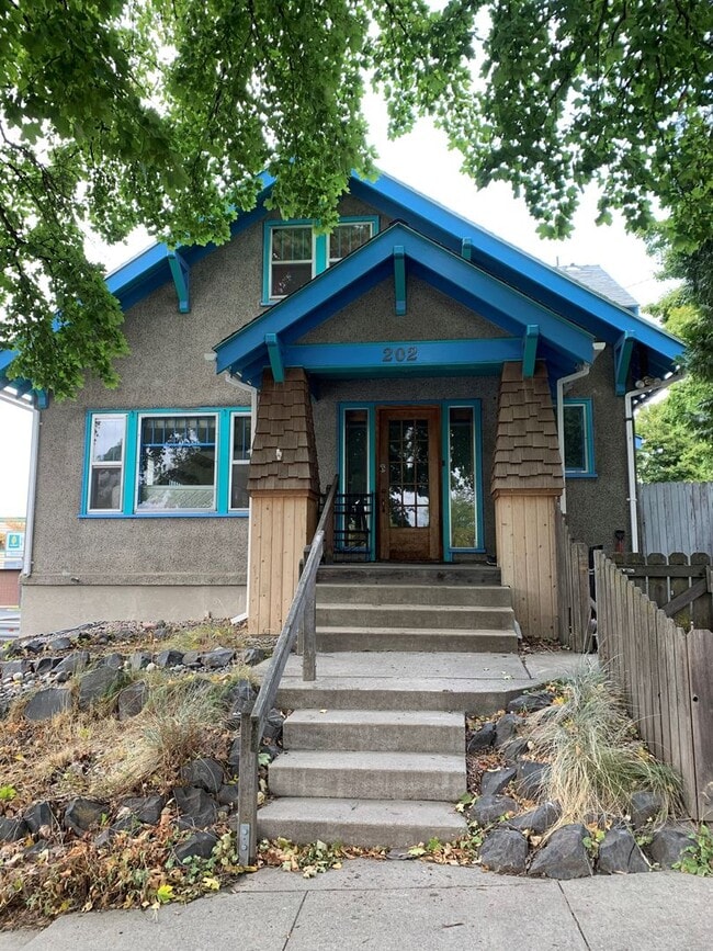 Building Photo - 202 E 7th St