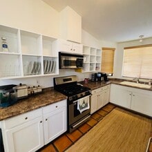 Building Photo - 325 W Santa Barbara