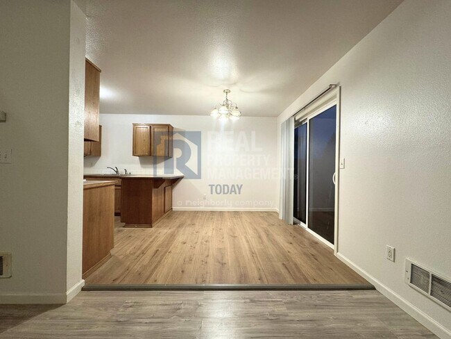 Foto del edificio - Spacious 3-Bedroom Townhome with Garage in Spanaway!