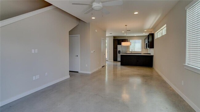 Building Photo - 801 N Bluff Dr