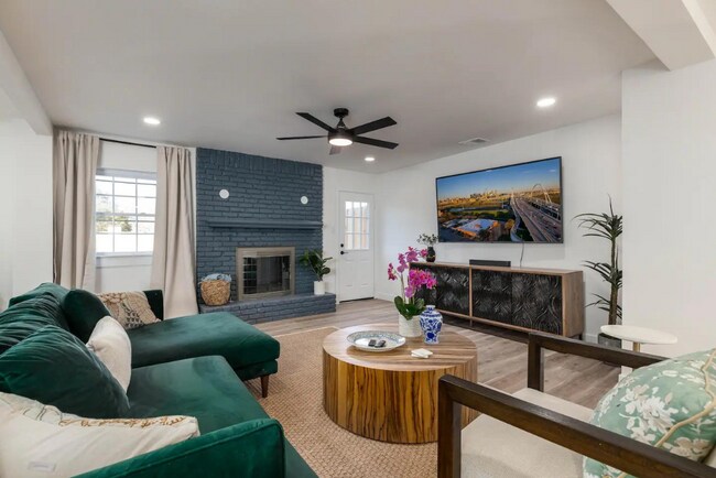 Building Photo - 306 W Lookout Dr