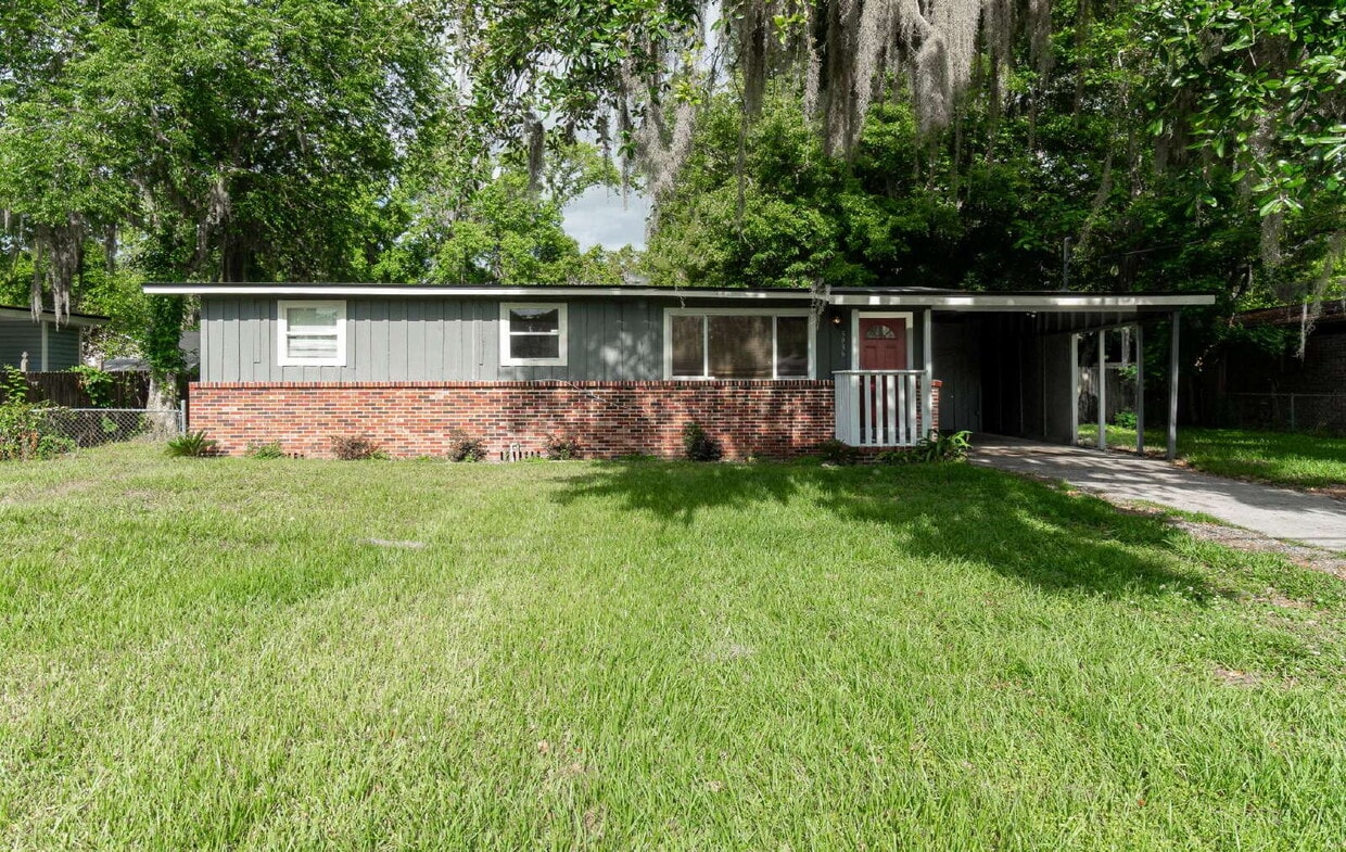 Primary Photo - "Cozy 3-Bedroom Gem with a Gated Private B...