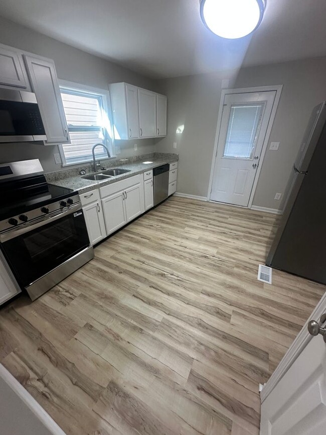 Foto del edificio - CHARMING, 1 BEDROOM LOWER LEVEL DUPLEX AVAILABLE NOW!