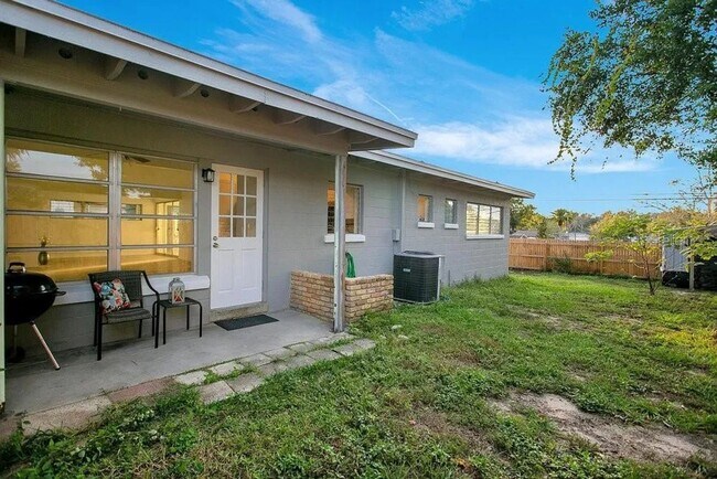 Building Photo - * 3 bed 2 bath house with 1450 sf.