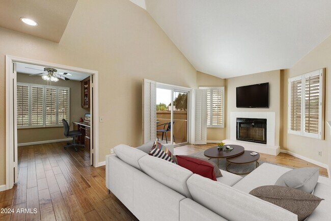 Foto del edificio - 8700 E Mountain View Rd