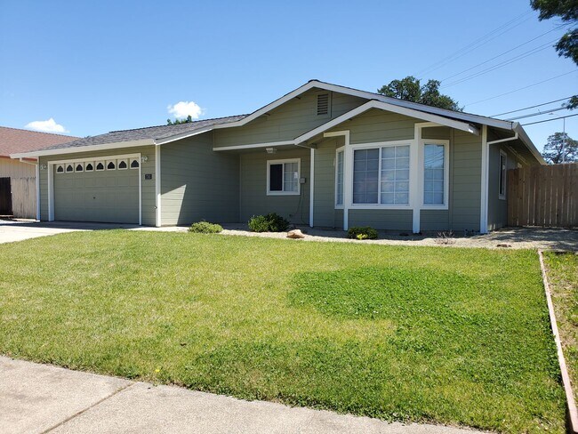 Building Photo - Modern 4 Bedroom House in West Redding Com...
