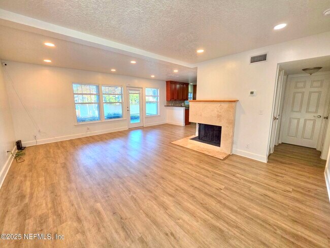 Foto del edificio - 3434 Blanding Blvd