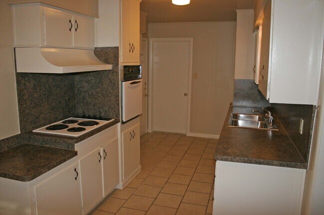 Building Photo - Lovely 3 Bdrm 2 Bath Home in Denton Texas w Large Shaded Yard