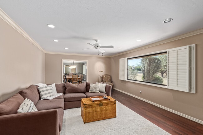 Building Photo - 6225 N Mockingbird Ln