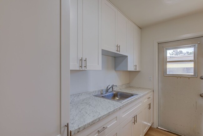 Building Photo - Charming 1BR Condo in Los Angeles