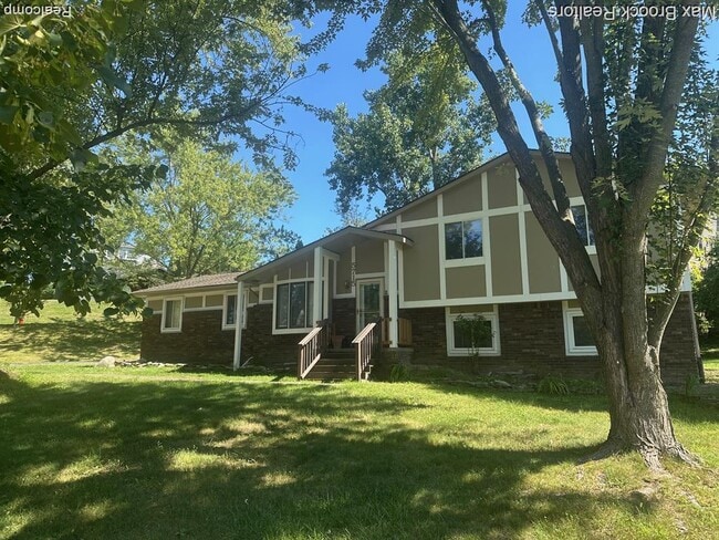 Building Photo - 5715 Sunnycrest Dr