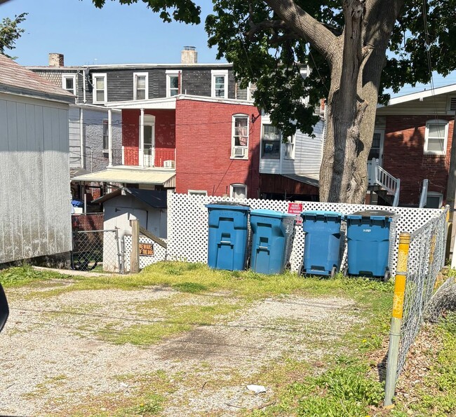 Building Photo - 1 Bedroom Apt in West York!