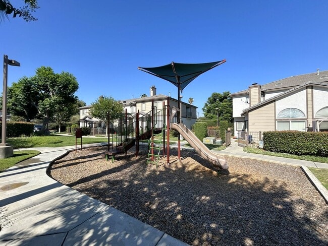 Foto del edificio - Two-Story 3-Bedroom Condo in Orange Gardens HOA!