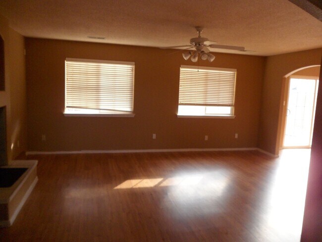 Foto del edificio - Four Bedroom, 2.5 Bath 2-story home in Ful...