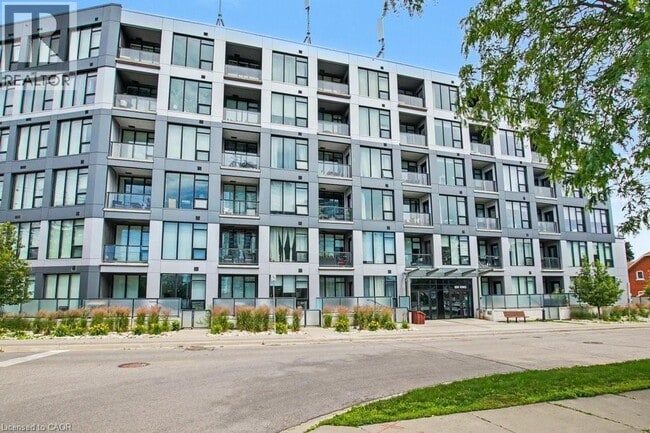 Building Photo - 690 King St W