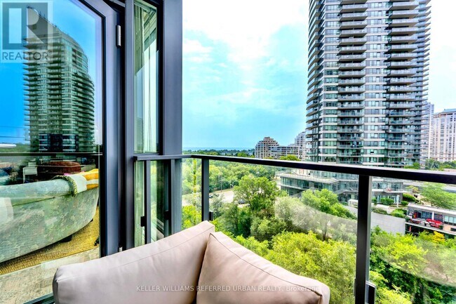 Photo du bâtiment - 2212-2212 Lake Shore Blvd W