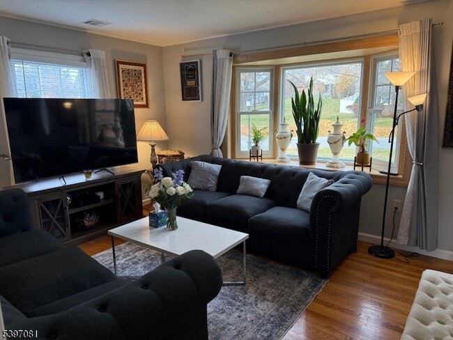 Building Photo - 8 Charles St