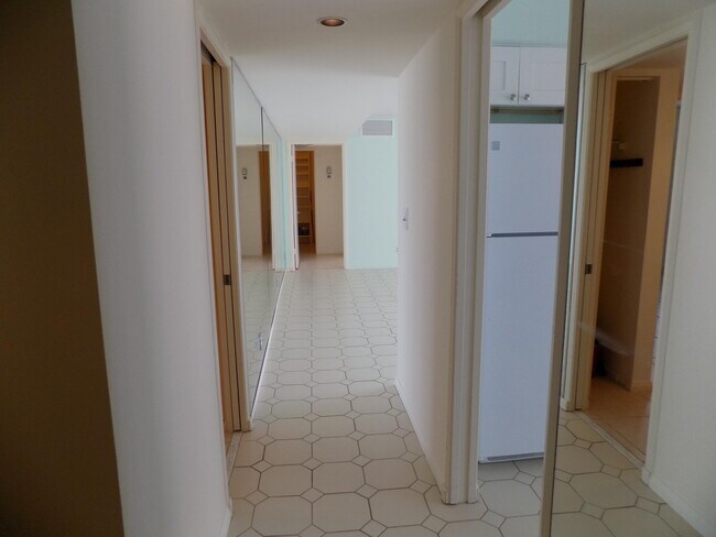 Foto del edificio - 124 Lakeshore Dr