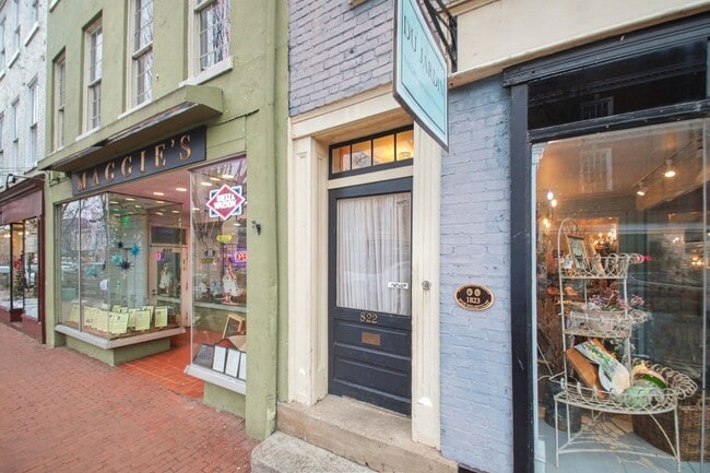 Building Photo - Stunning Apartment in the Heart of Downtown