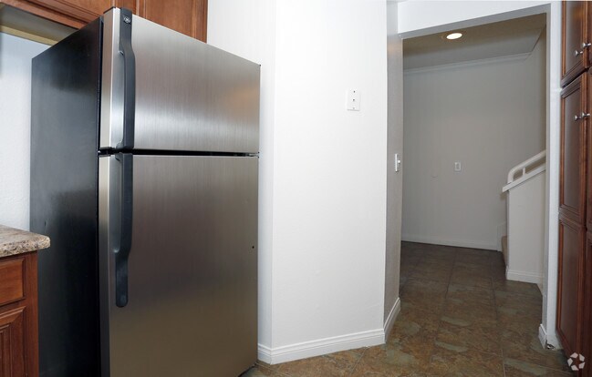 https://images1.apartments.com/i2/ByuRQtS-Q8bTU75EPgxQop6MB8SuIBXVWHt2P2rKYrU/117/canyon-crest-views-apartments-riverside-ca-kitchen.jpg