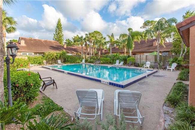 Building Photo - Beautiful 2/2 Towhhouse Feel Condo  x Rent...