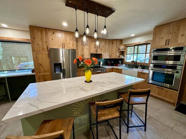 Foto del edificio - Beautiful Home on the Creek!