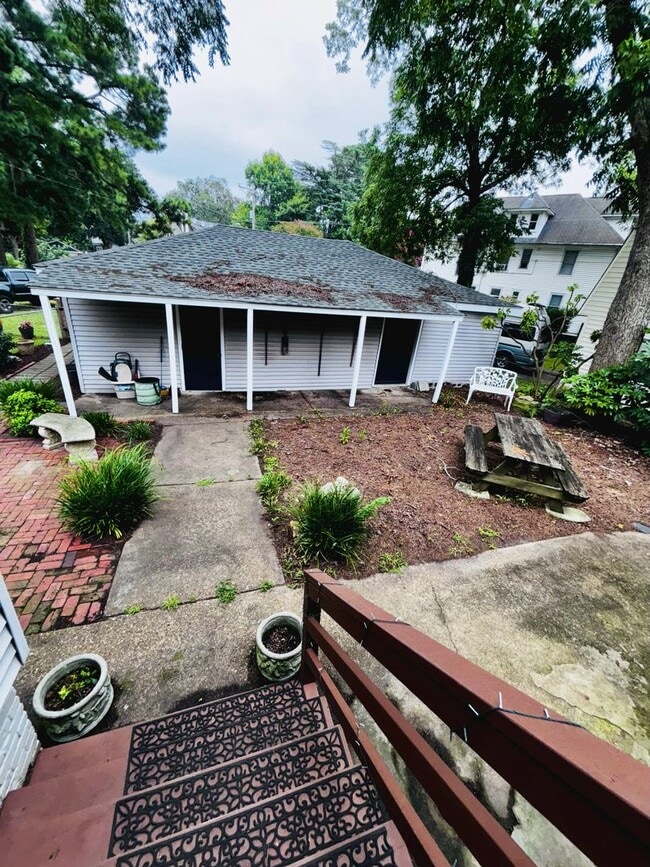 Building Photo - Charming 2-Bedroom Apartment with River Views