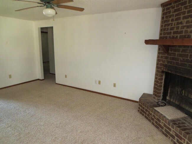 Foto del edificio - 8421 Bigwood Dr