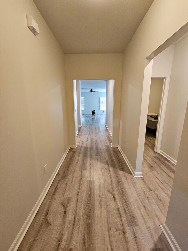 Building Photo - Gorgeous Goose Creek Home!