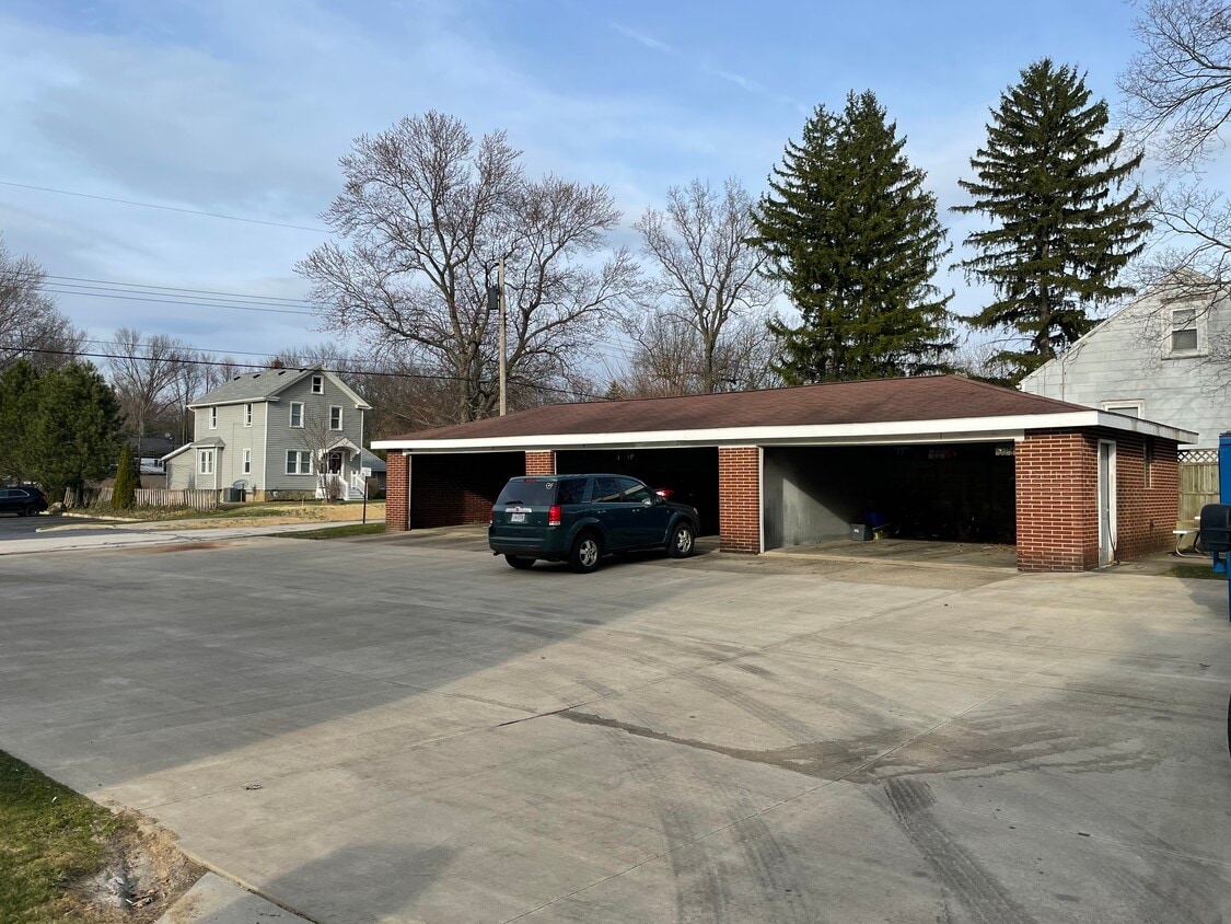 336 N Main St Unit 1, Munroe Falls, OH 44262 Apartments in Munroe