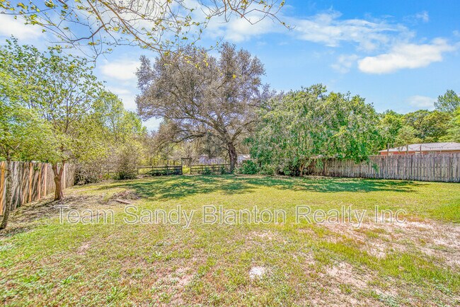 Foto del edificio - 5899 Gillum Rd