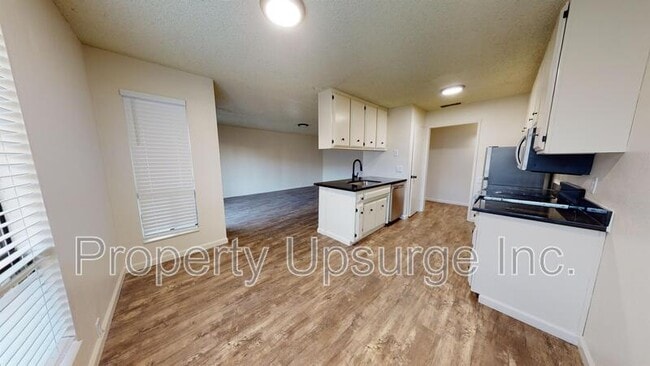 Building Photo - 905 Lakeside Dr